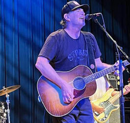 Jack Ingram wows Plaza Theatre audience